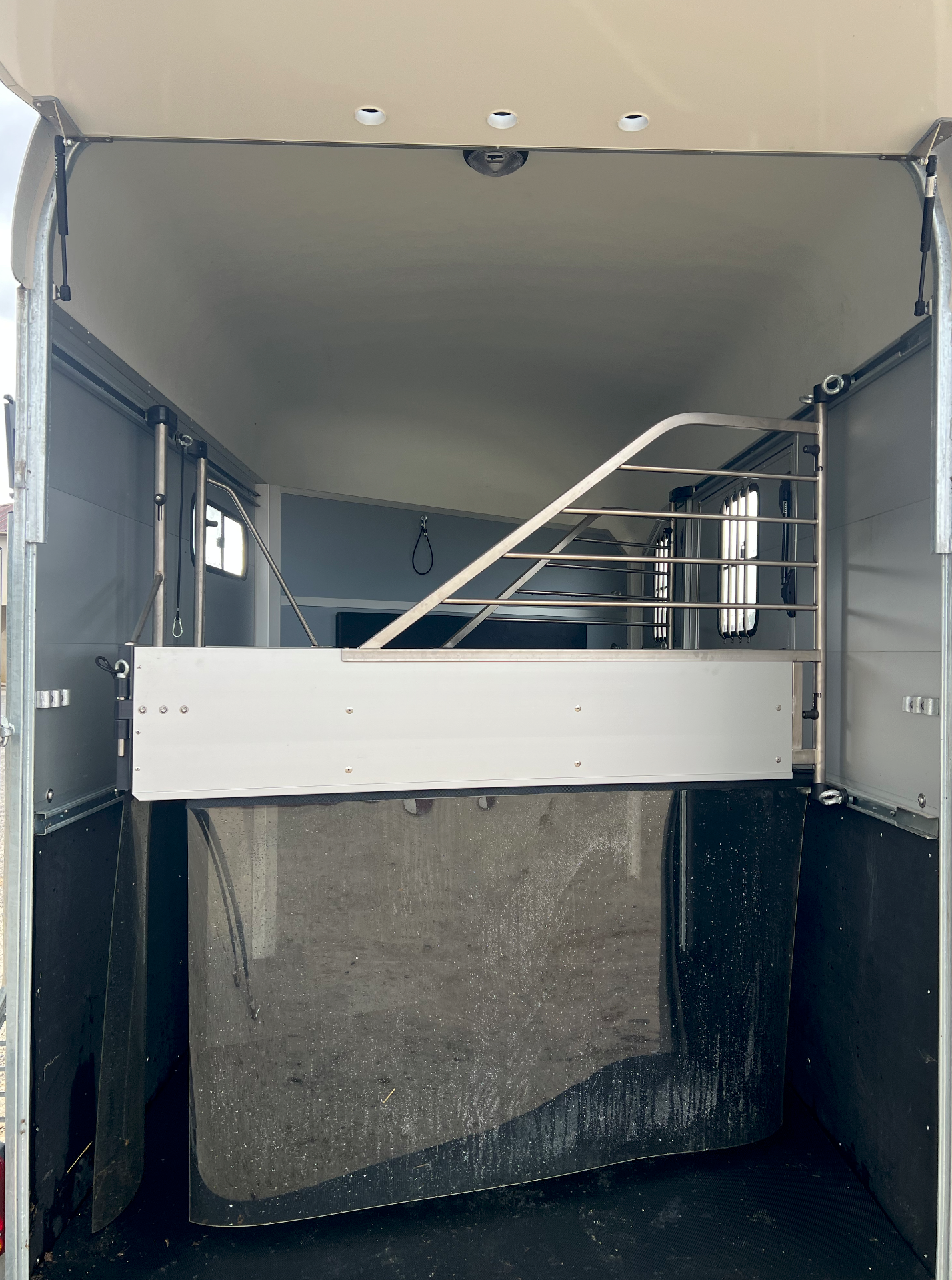 Van Cheval Liberté Maxi 2 - face avant ouverte